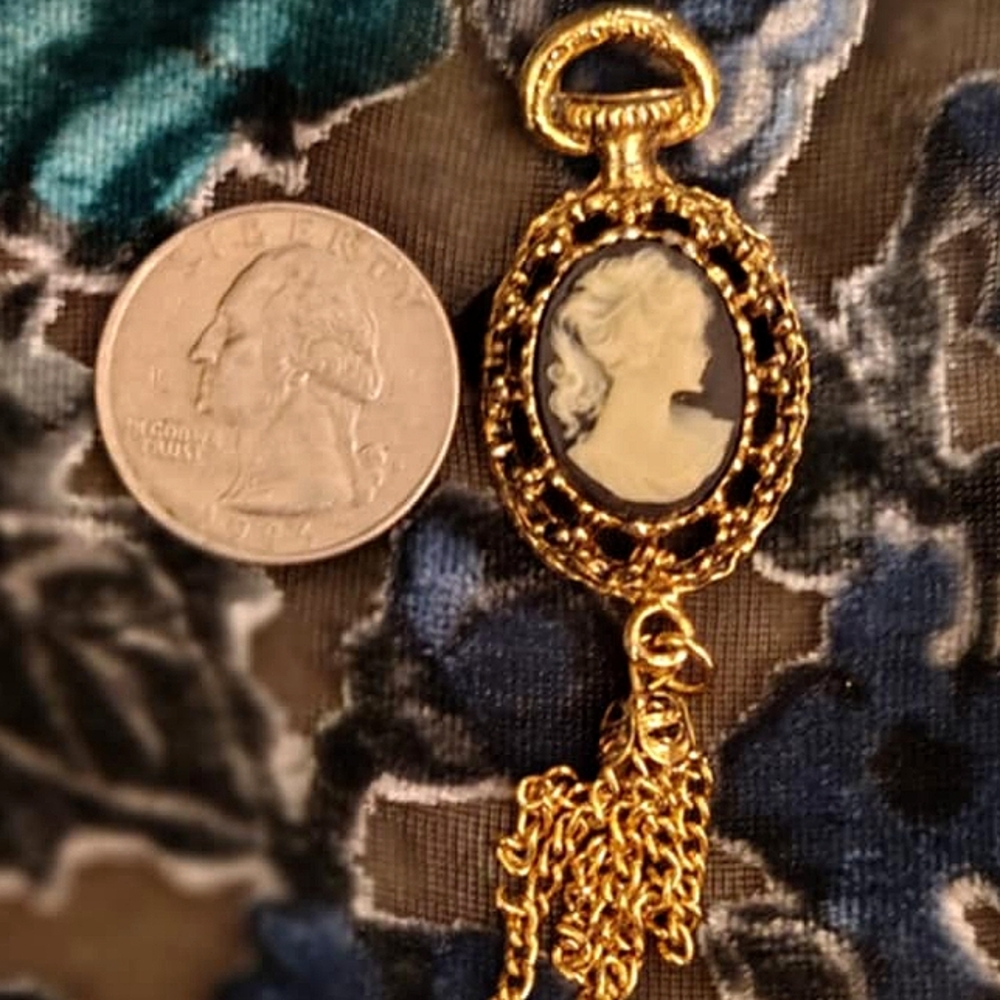 Cameo Pendant Goldtone with Tassles Vintage Carved Shell - Picture 11 of 11